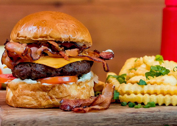 Hambúrguer Duplo com Bacon: Uga Buga Lanches Igara